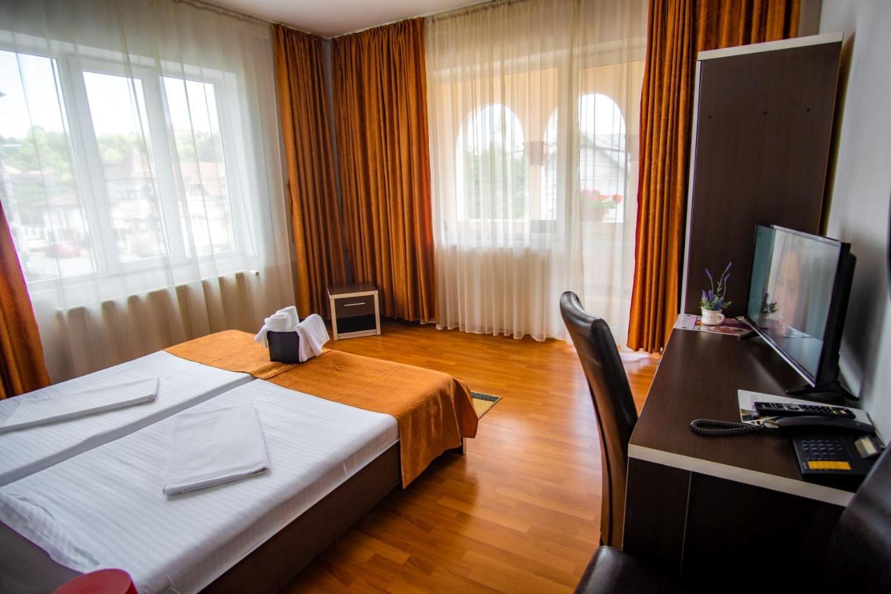 Hotel Turist Pucioasa Eksteriør billede